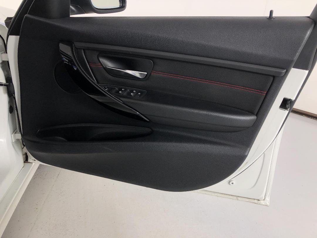 Photo '13' of BMW 320I Sport