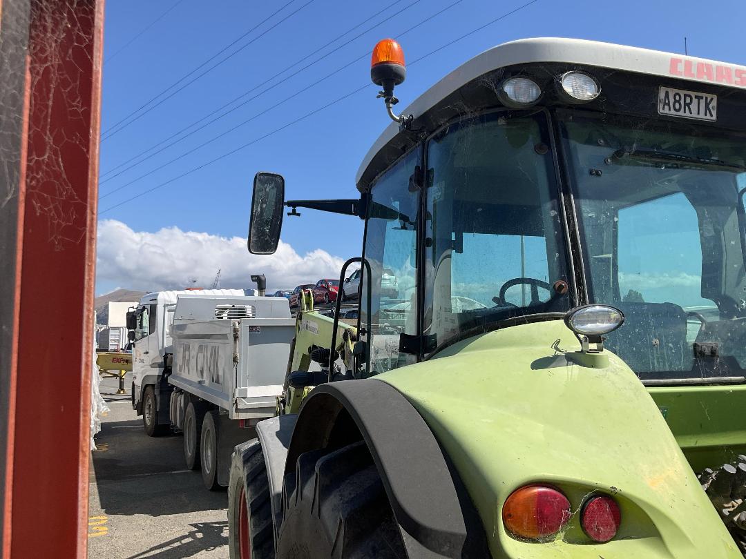 Photo '6' of Claas 640 Arion Tractor