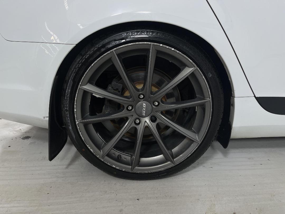 Photo '12' of Holden Commodore Photo '12' of Holden Commodore