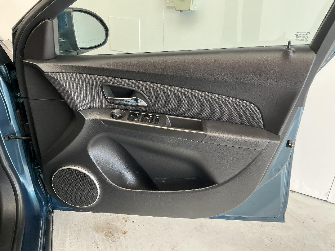 Photo '15' of Holden Cruze