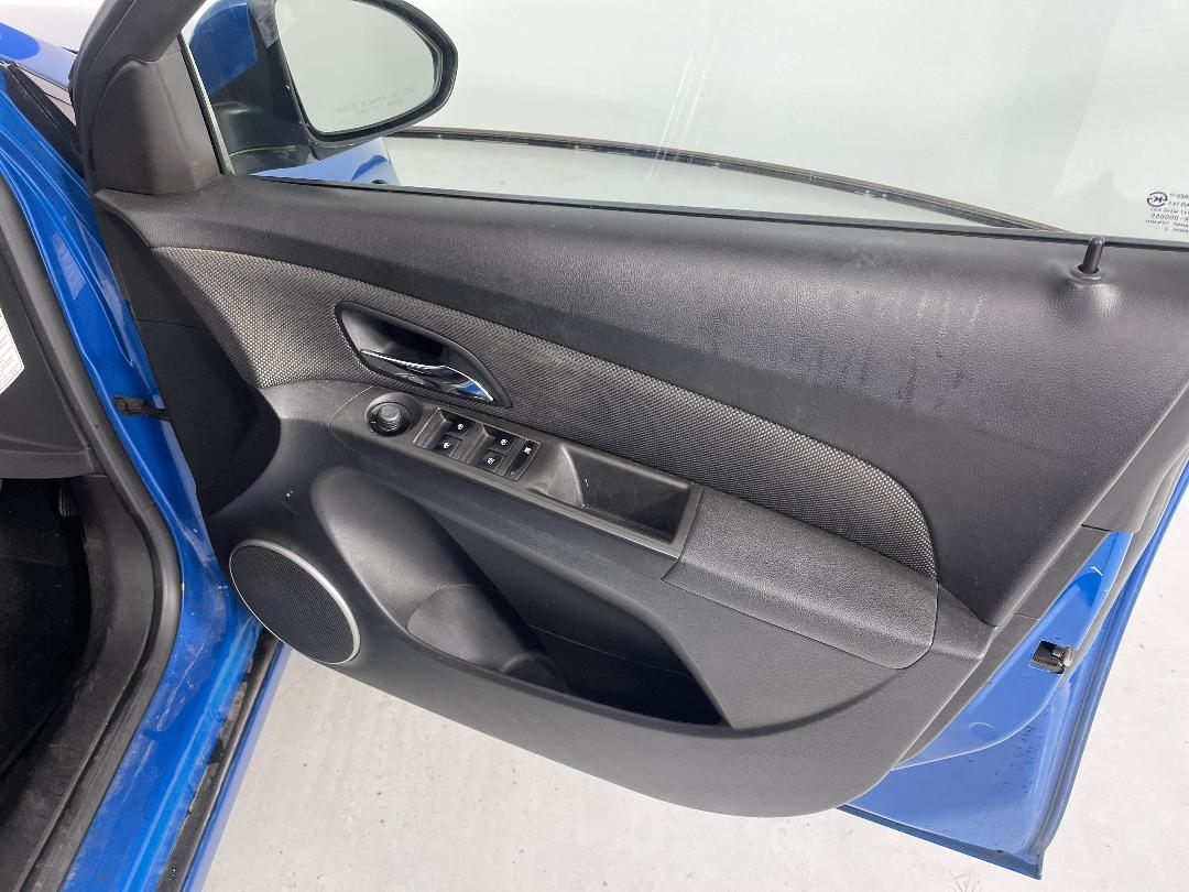 Photo '11' of Holden Cruze