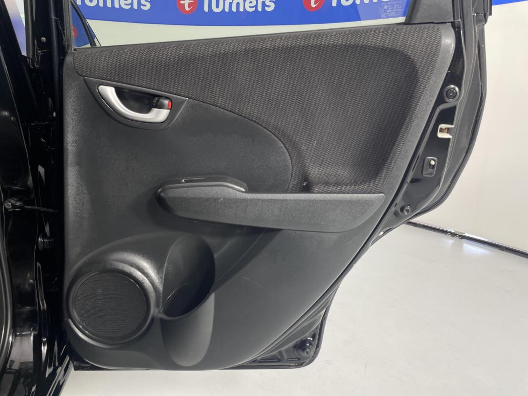 Photo '17' of Honda FIT Hybrid