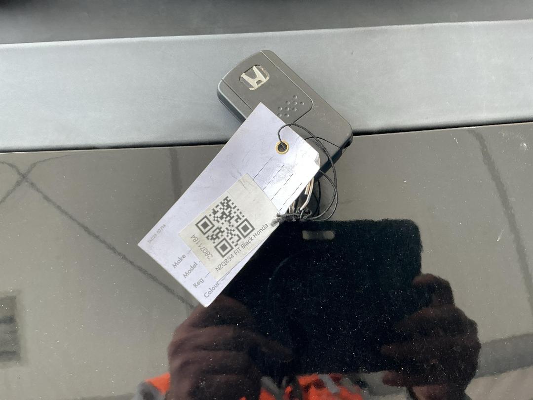 Photo '11' of Honda FIT Hybrid