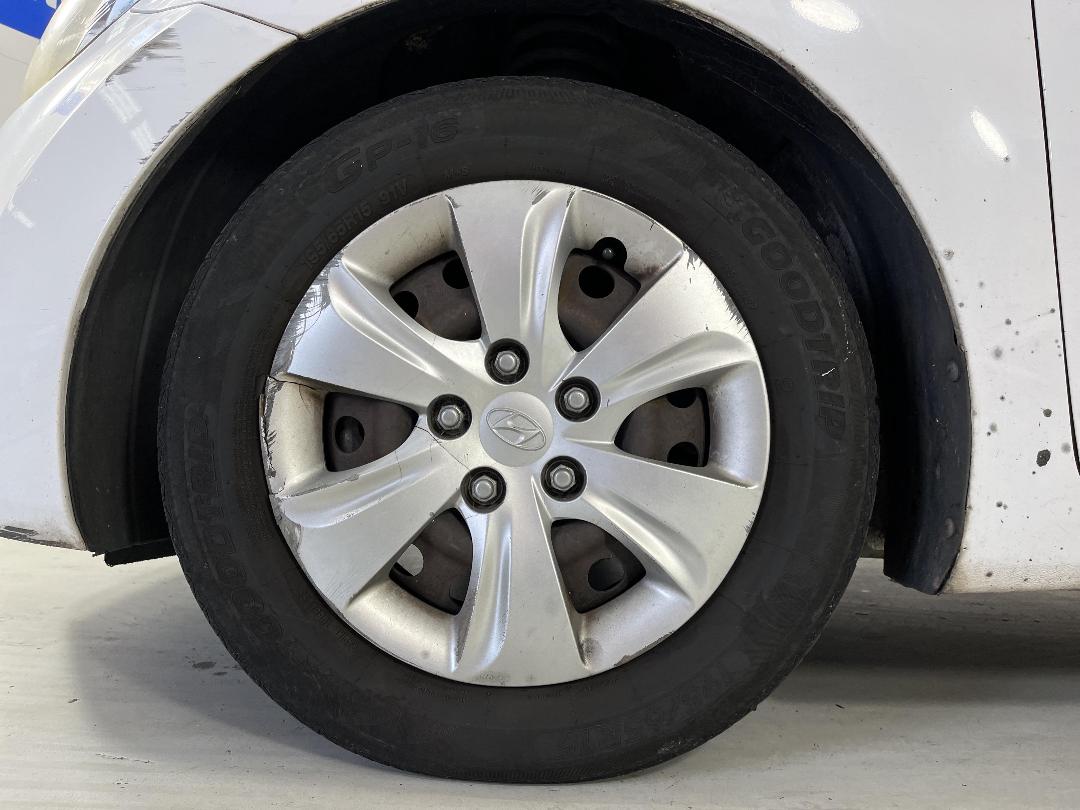 Photo '8' of Hyundai Elantra Photo '8' of Hyundai Elantra