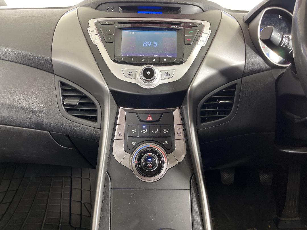 Photo '16' of Hyundai Elantra Photo '16' of Hyundai Elantra