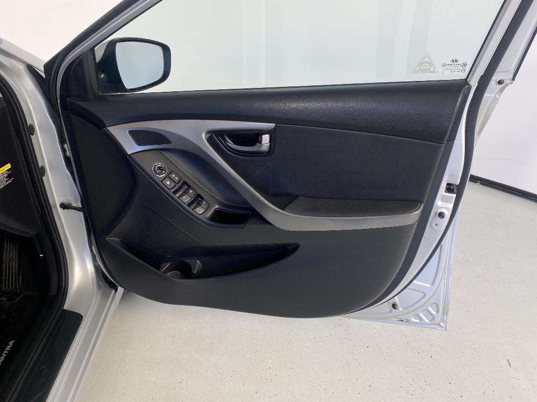 Photo '15' of Hyundai Elantra Photo '15' of Hyundai Elantra