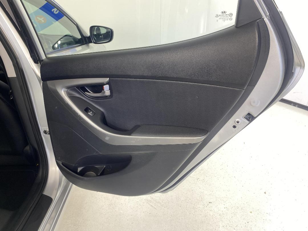 Photo '19' of Hyundai Elantra Photo '19' of Hyundai Elantra