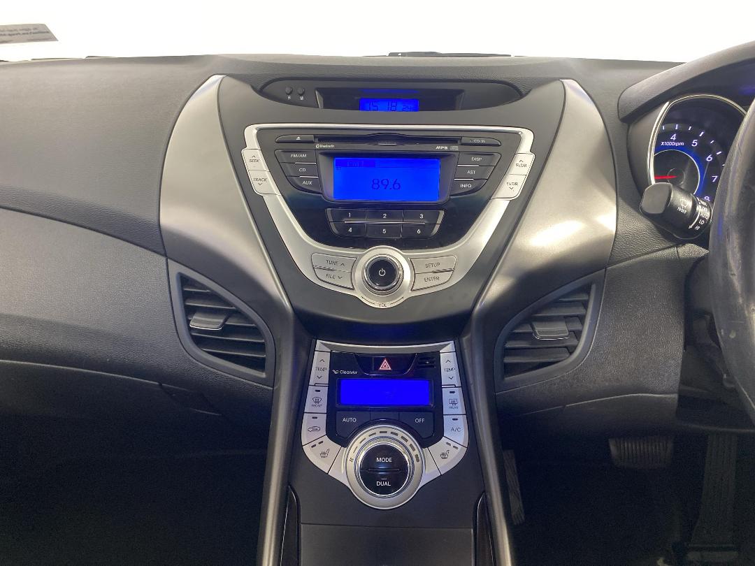 Photo '18' of Hyundai Elantra Photo '18' of Hyundai Elantra