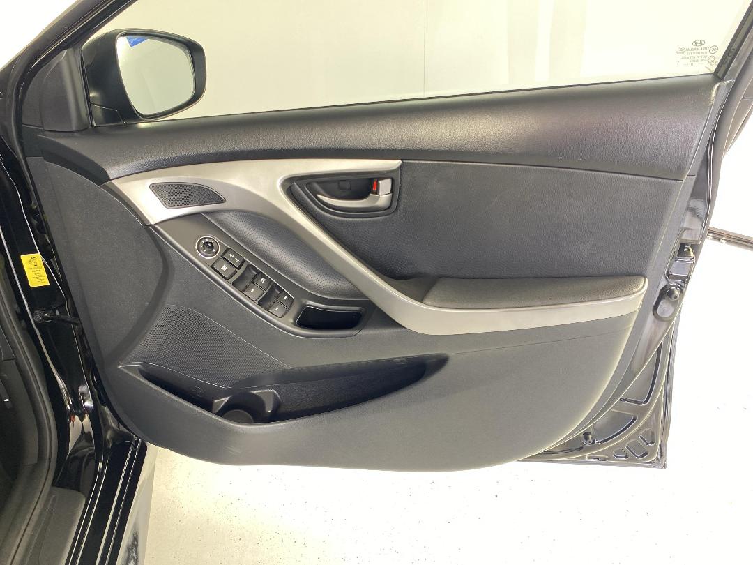 Photo '15' of Hyundai Elantra