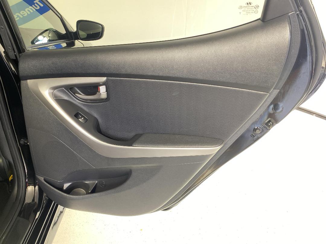 Photo '19' of Hyundai Elantra