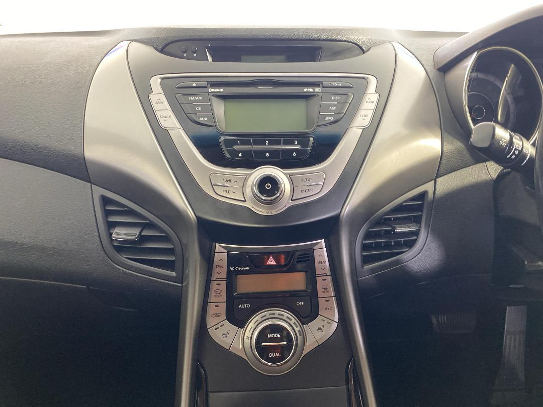 Photo '18' of Hyundai Elantra