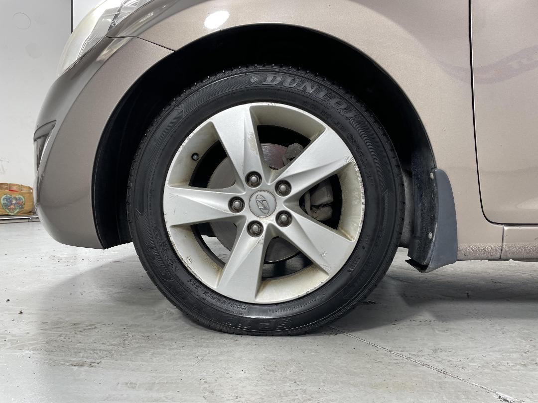 Photo '10' of Hyundai Elantra