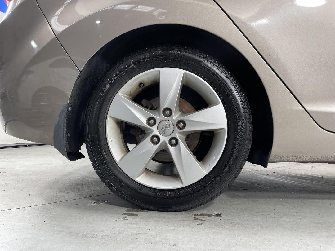 Photo '12' of Hyundai Elantra