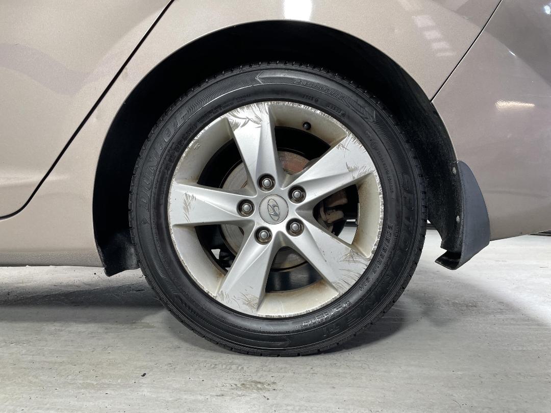 Photo '11' of Hyundai Elantra