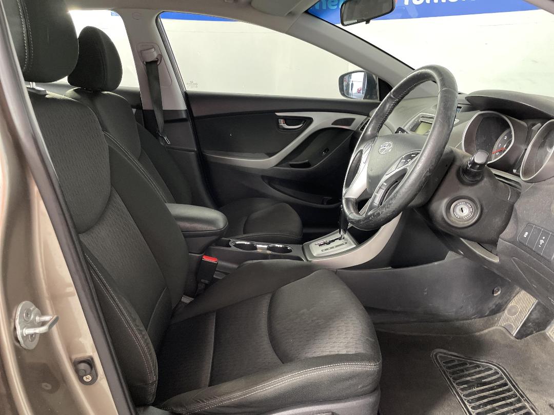 Photo '16' of Hyundai Elantra