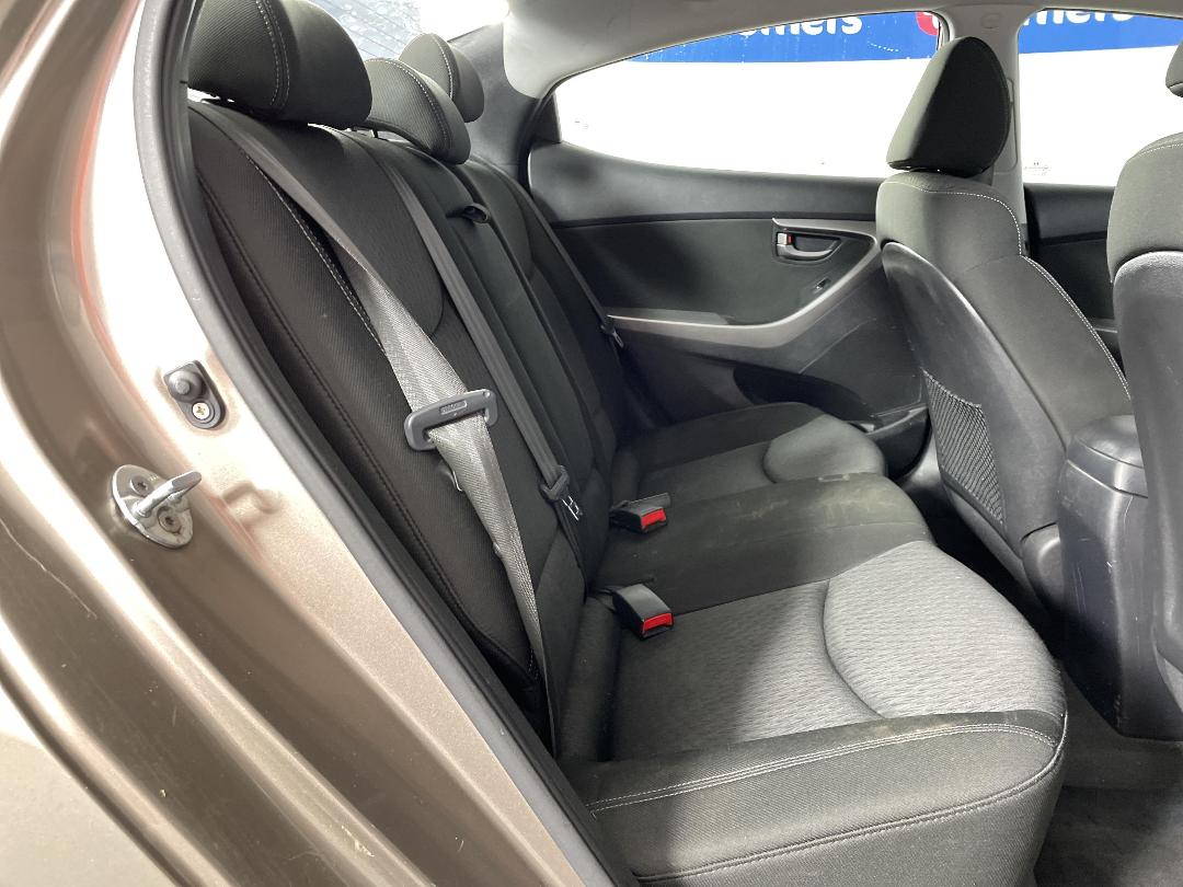 Photo '20' of Hyundai Elantra