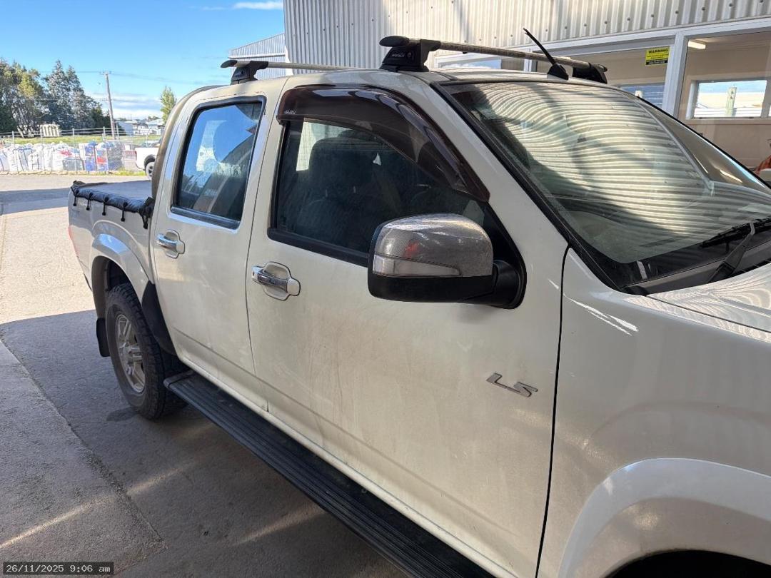 Photo '21' of Isuzu D-MAX LS Double CAB Photo '21' of Isuzu D-MAX LS Double CAB