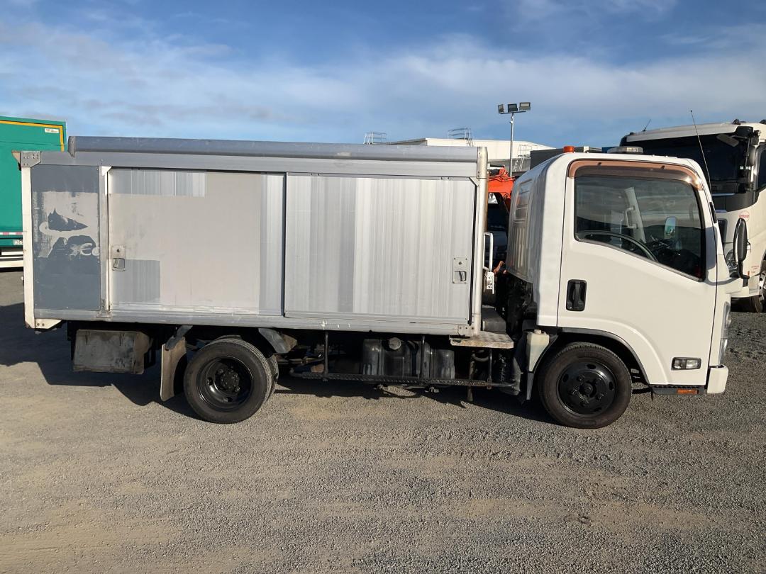 Photo '3' of Isuzu ELF Bottle Body Photo '3' of Isuzu ELF Bottle Body