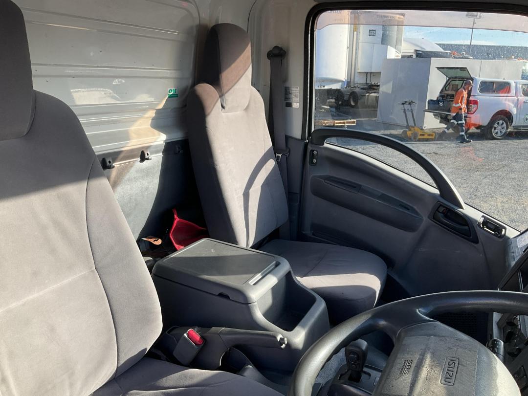 Photo '17' of Isuzu ELF Bottle Body Photo '17' of Isuzu ELF Bottle Body