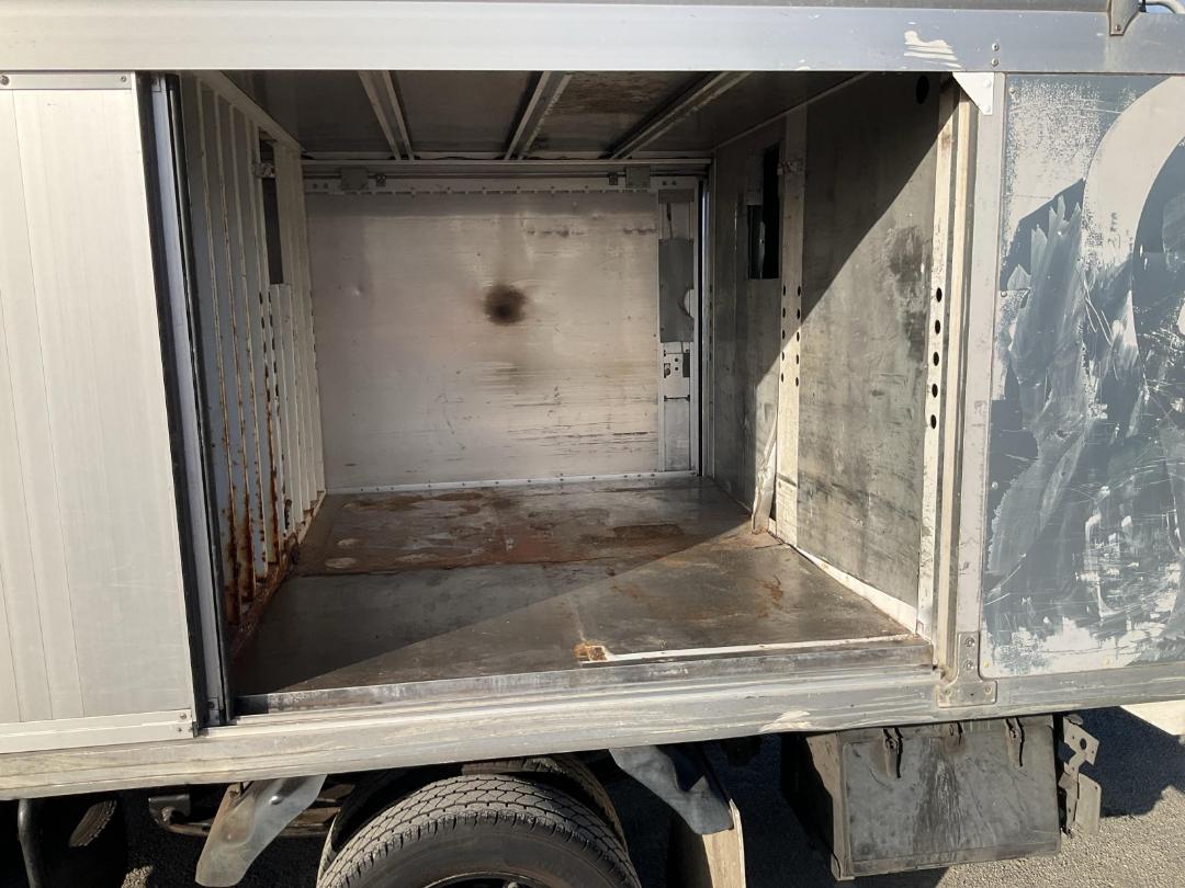 Photo '24' of Isuzu ELF Bottle Body Photo '24' of Isuzu ELF Bottle Body