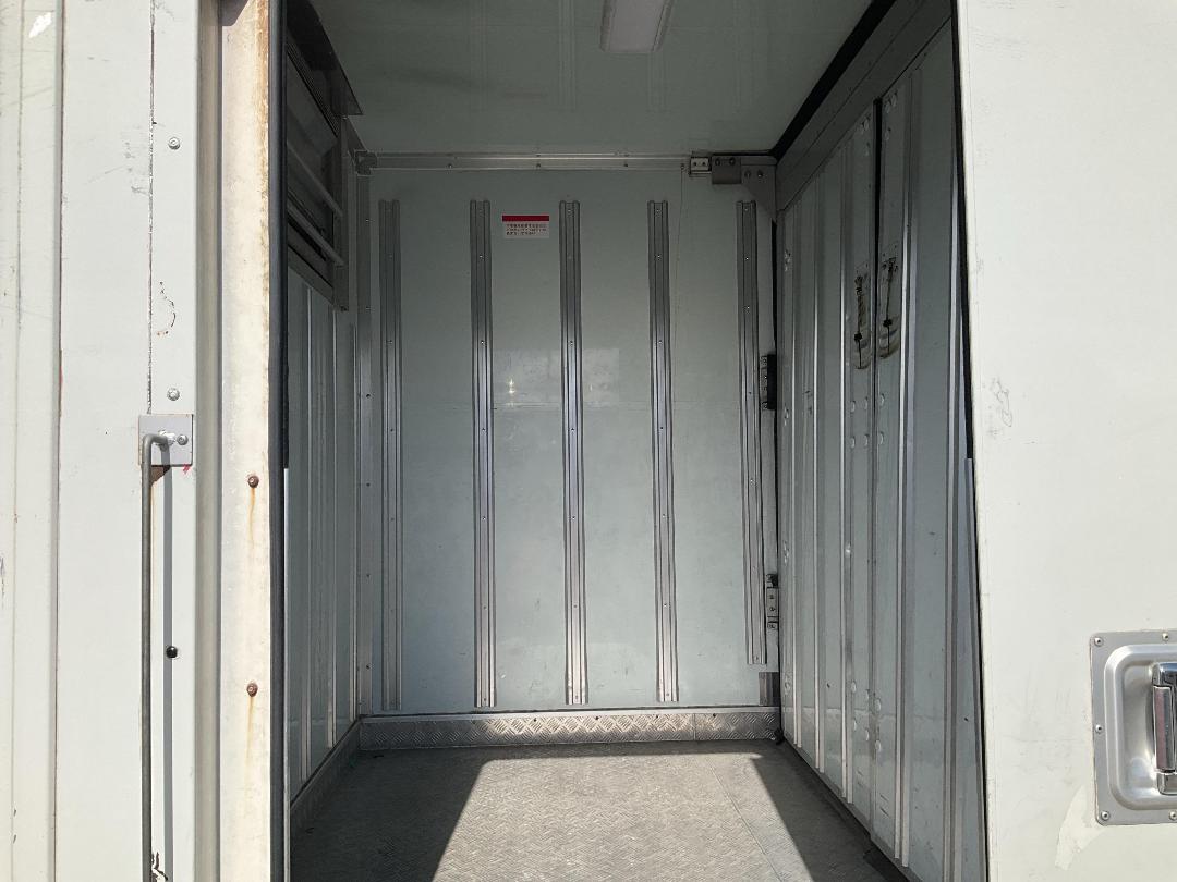 Photo '11' of Isuzu ELF Chiller