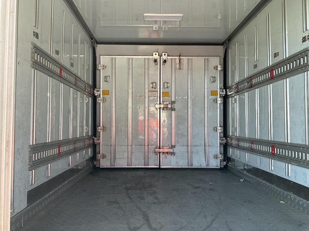 Photo '10' of Isuzu ELF Chiller