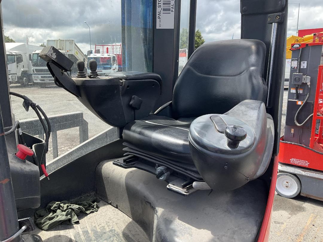 Photo '9' of Linde R16X-03 Reach Truck