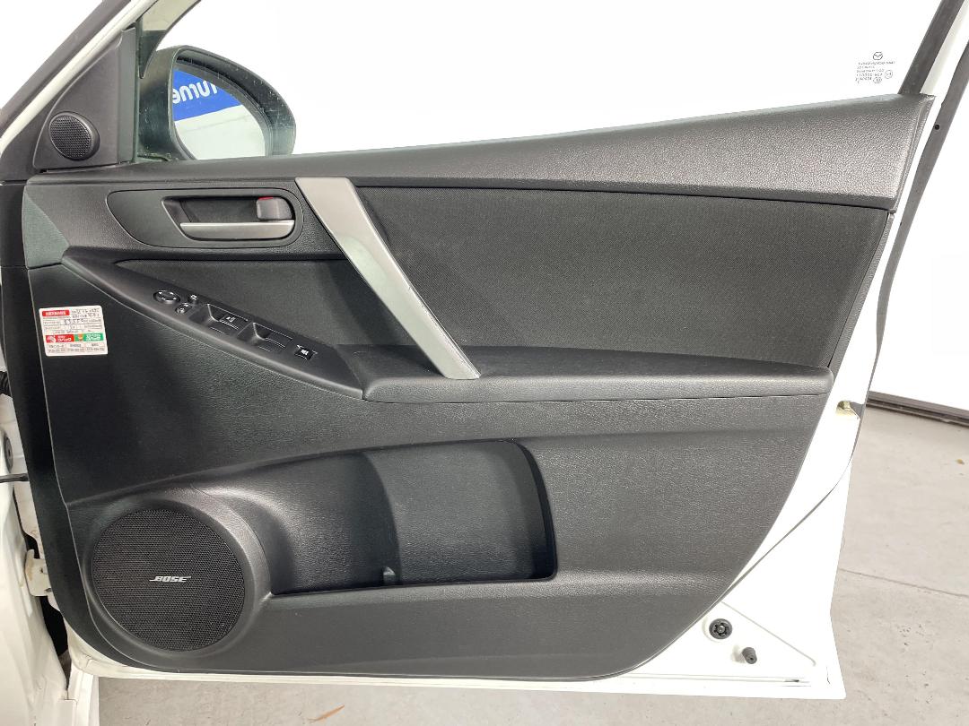 Photo '15' of Mazda Axela