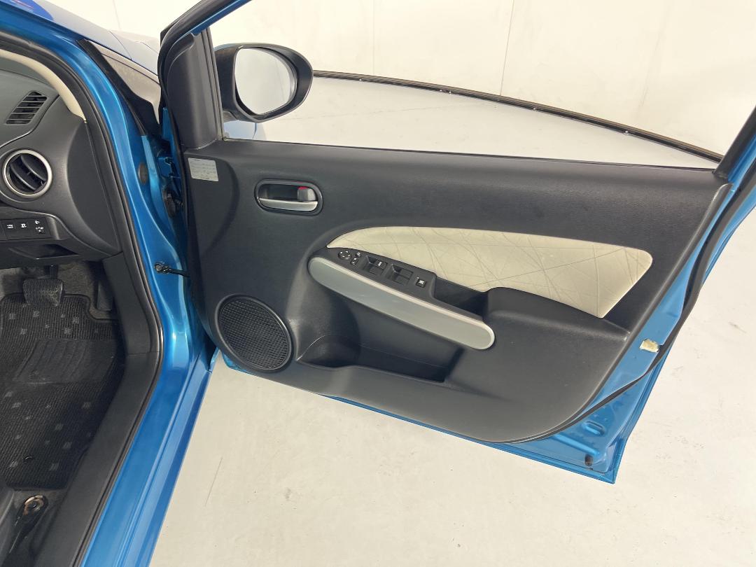 Photo '15' of Mazda Demio