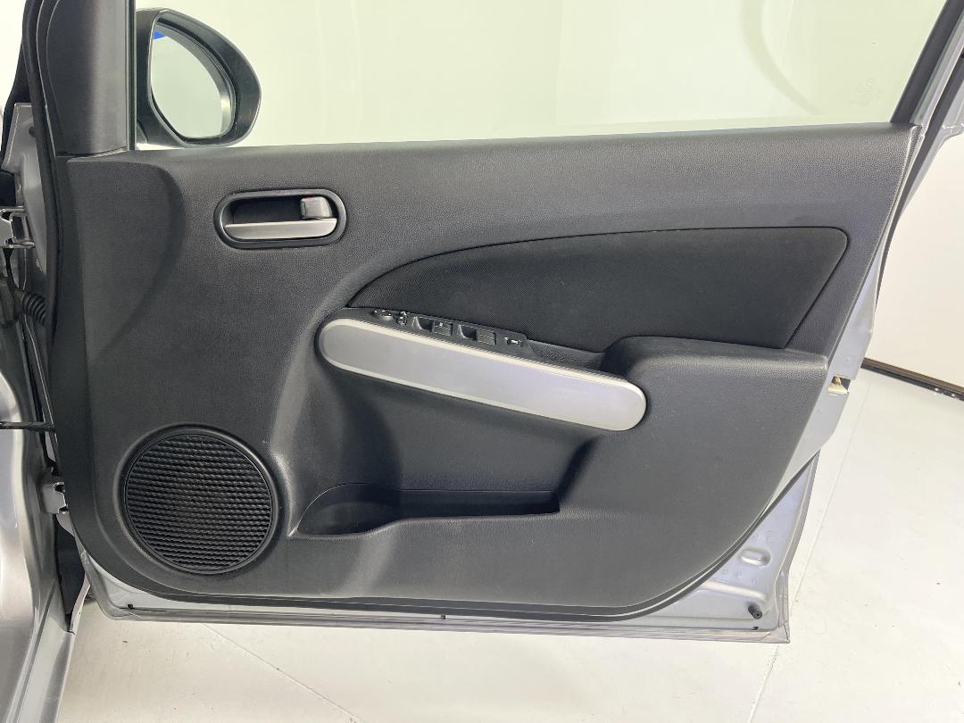 Photo '15' of Mazda Demio