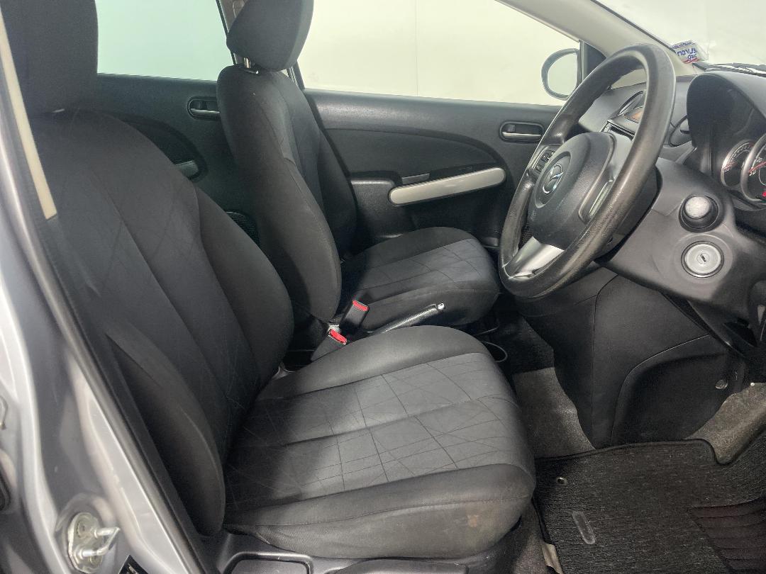 Photo '16' of Mazda Demio Photo '16' of Mazda Demio