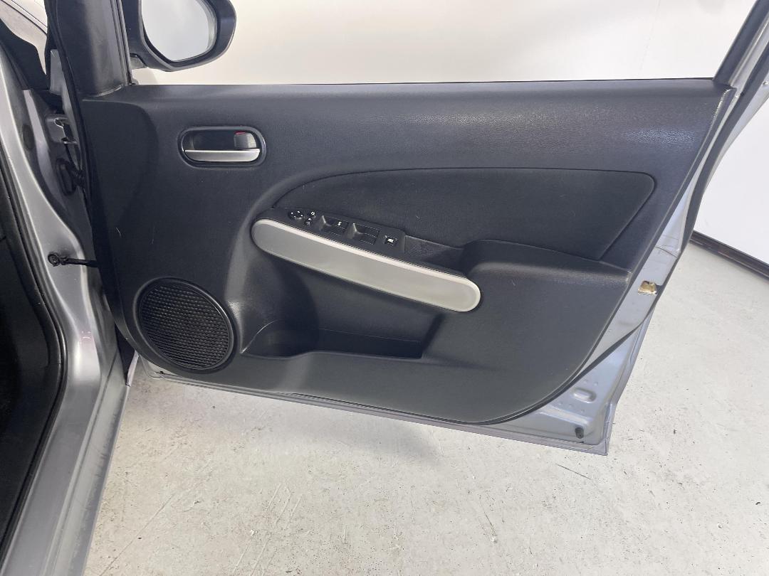 Photo '15' of Mazda Demio