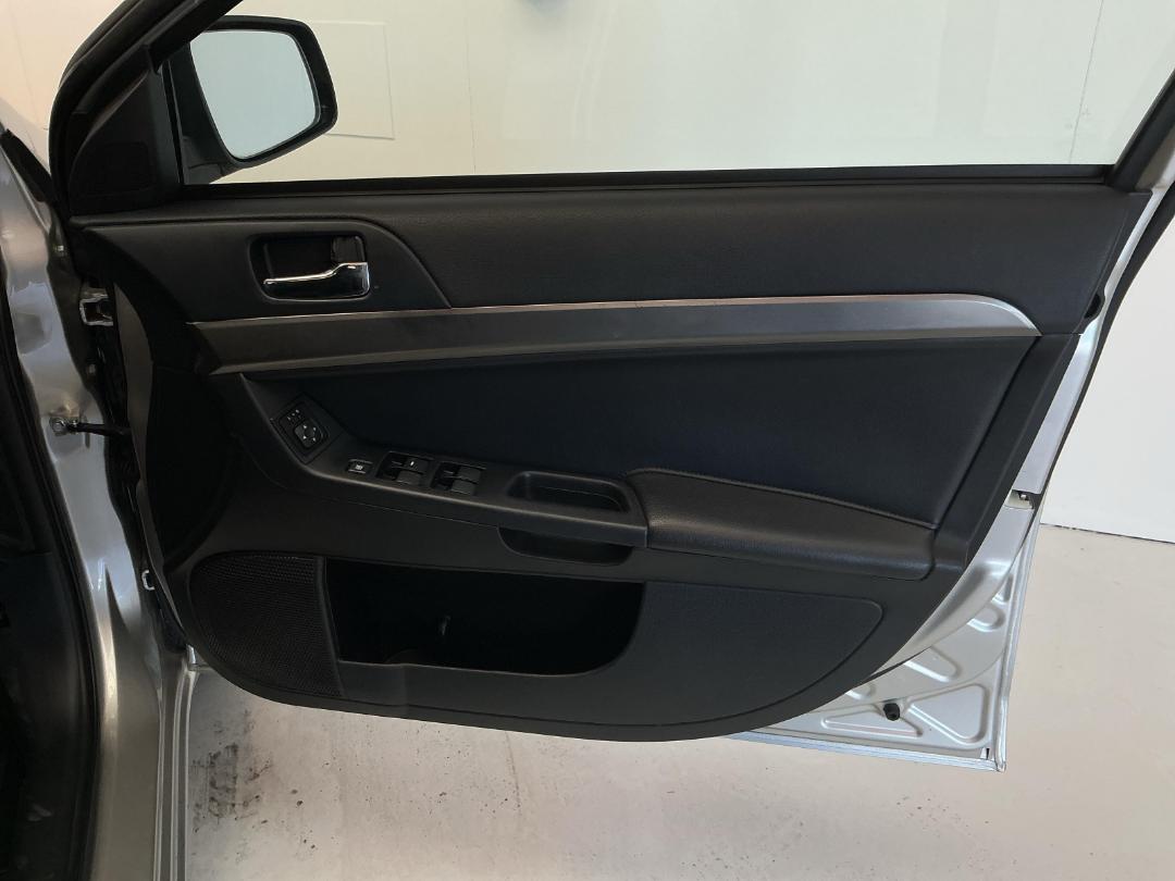 Photo '15' of Mitsubishi Lancer Photo '15' of Mitsubishi Lancer