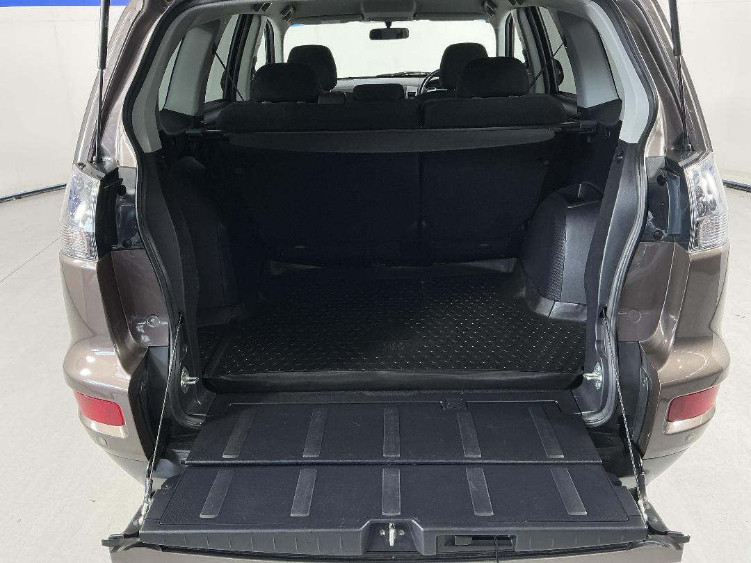 Photo '14' of Mitsubishi Outlander