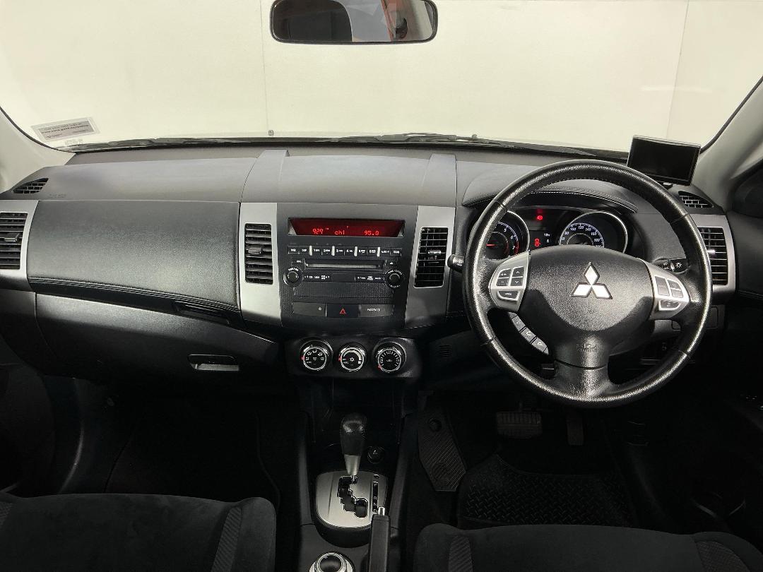 Photo '17' of Mitsubishi Outlander
