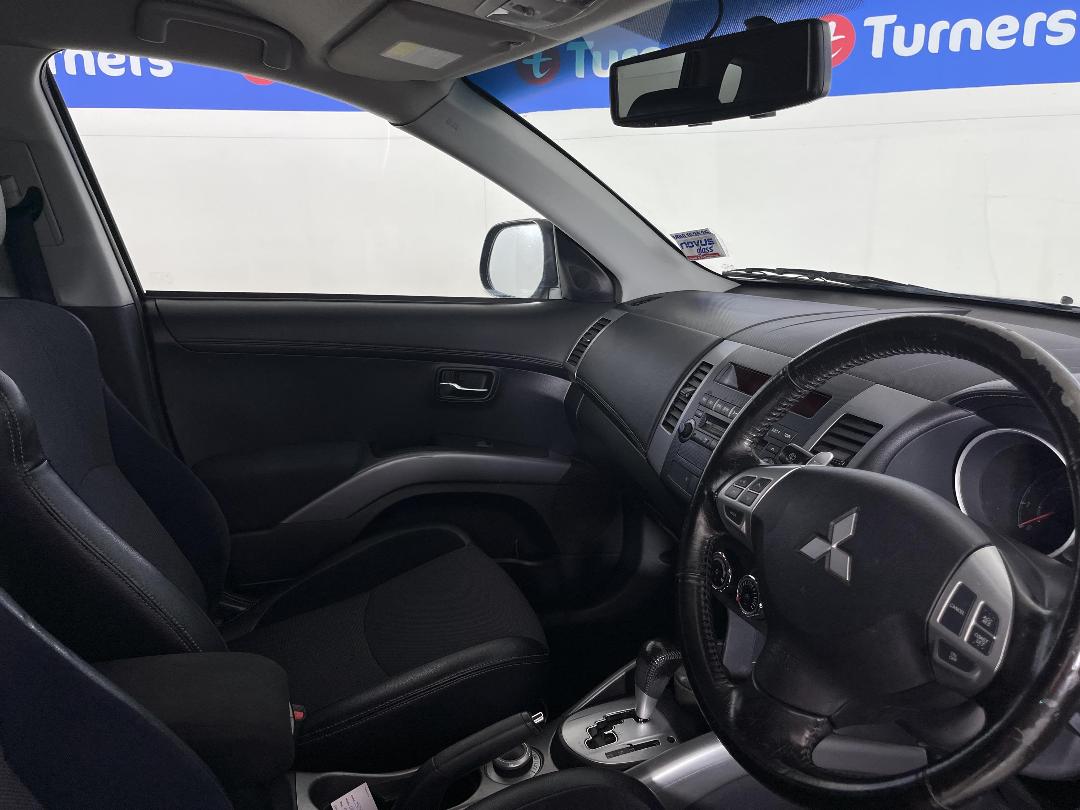 Photo '16' of Mitsubishi Outlander Photo '16' of Mitsubishi Outlander