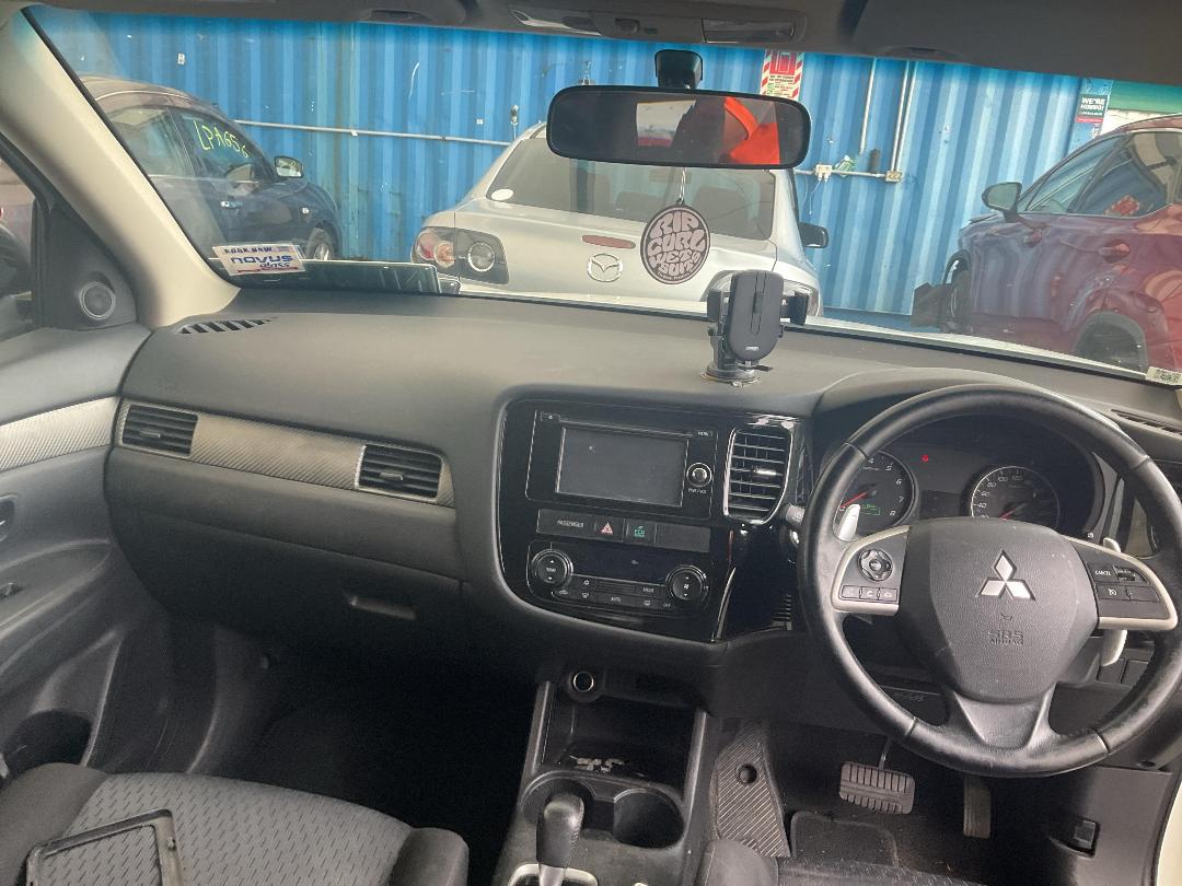 Photo '20' of Mitsubishi Outlander LS