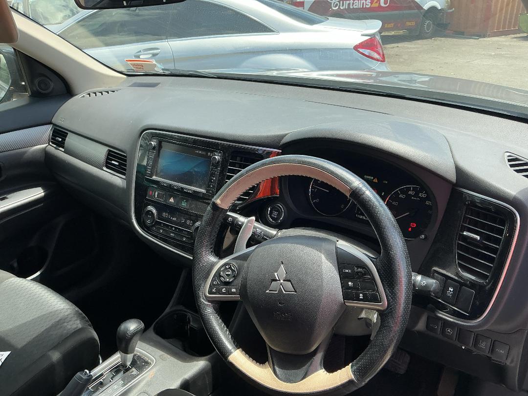 Photo '14' of Mitsubishi Outlander