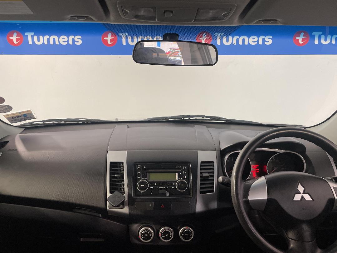 Photo '17' of Mitsubishi Outlander