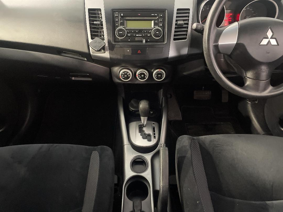 Photo '18' of Mitsubishi Outlander