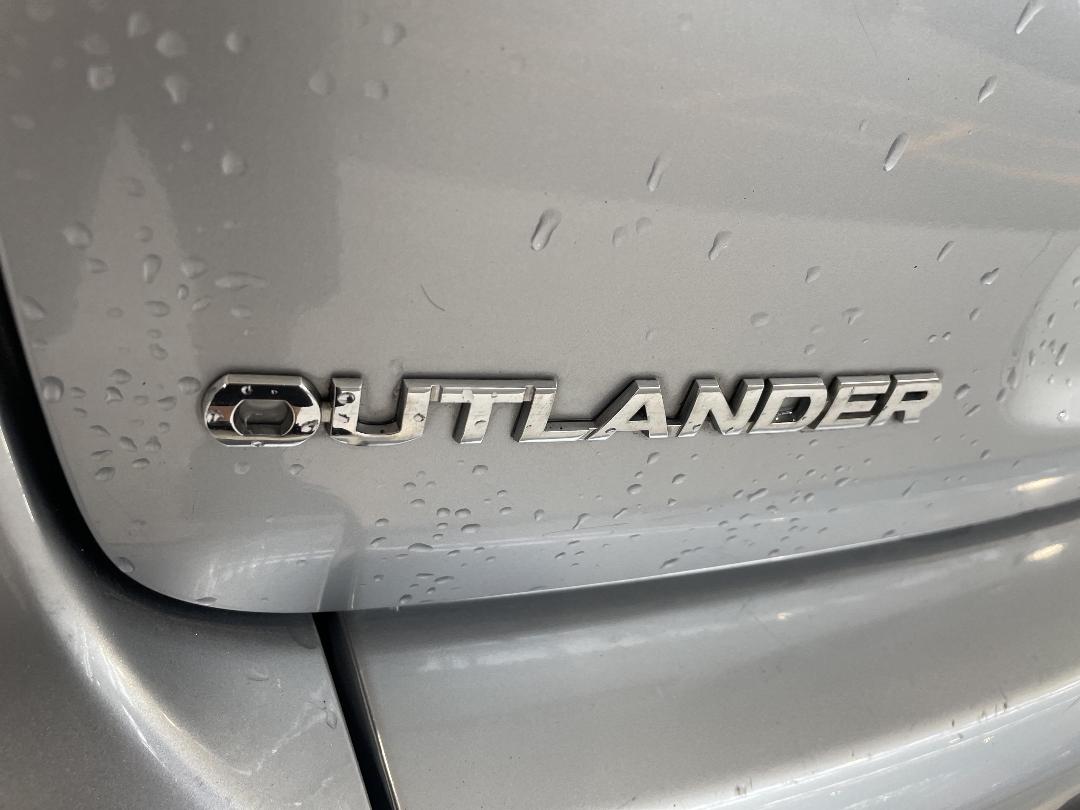 Photo '33' of Mitsubishi Outlander