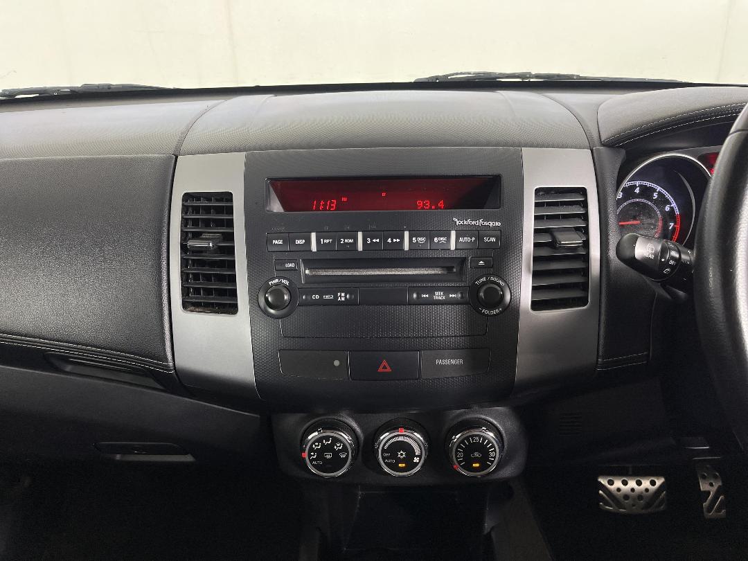 Photo '18' of Mitsubishi Outlander