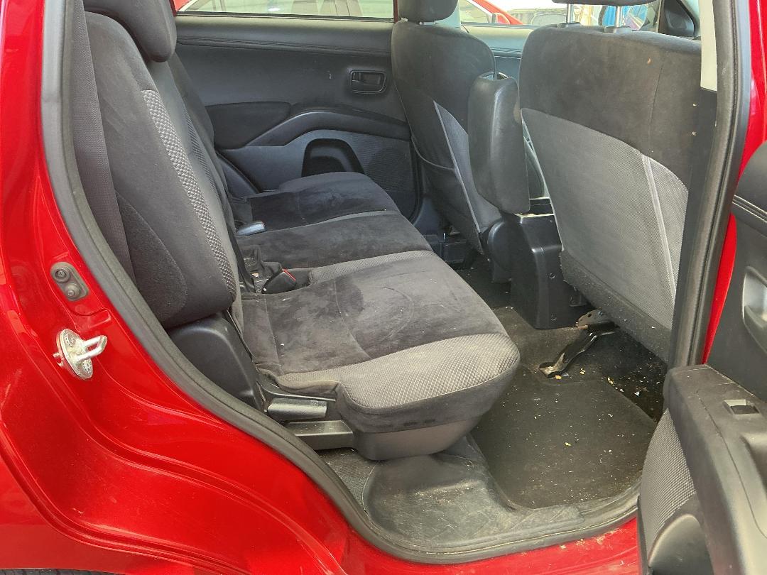 Photo '23' of Mitsubishi Outlander LS Photo '23' of Mitsubishi Outlander LS