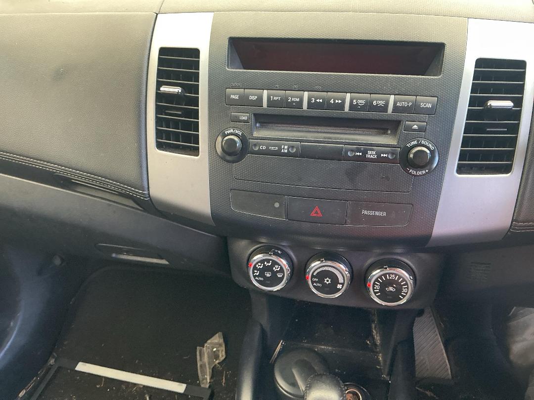 Photo '27' of Mitsubishi Outlander LS Photo '27' of Mitsubishi Outlander LS