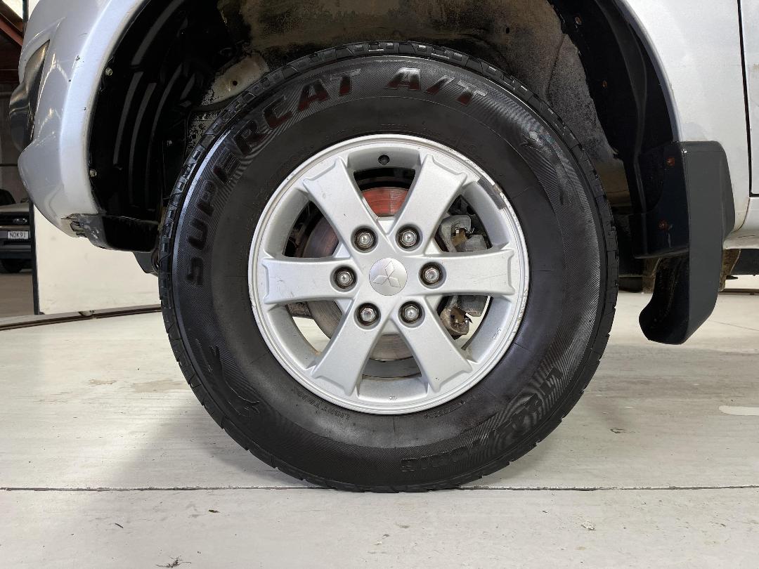 Photo '10' of Mitsubishi Triton