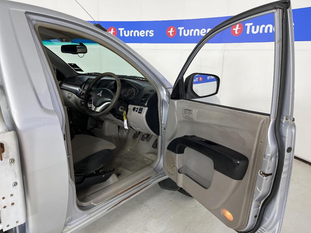 Photo '15' of Mitsubishi Triton