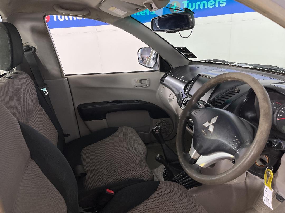 Photo '16' of Mitsubishi Triton