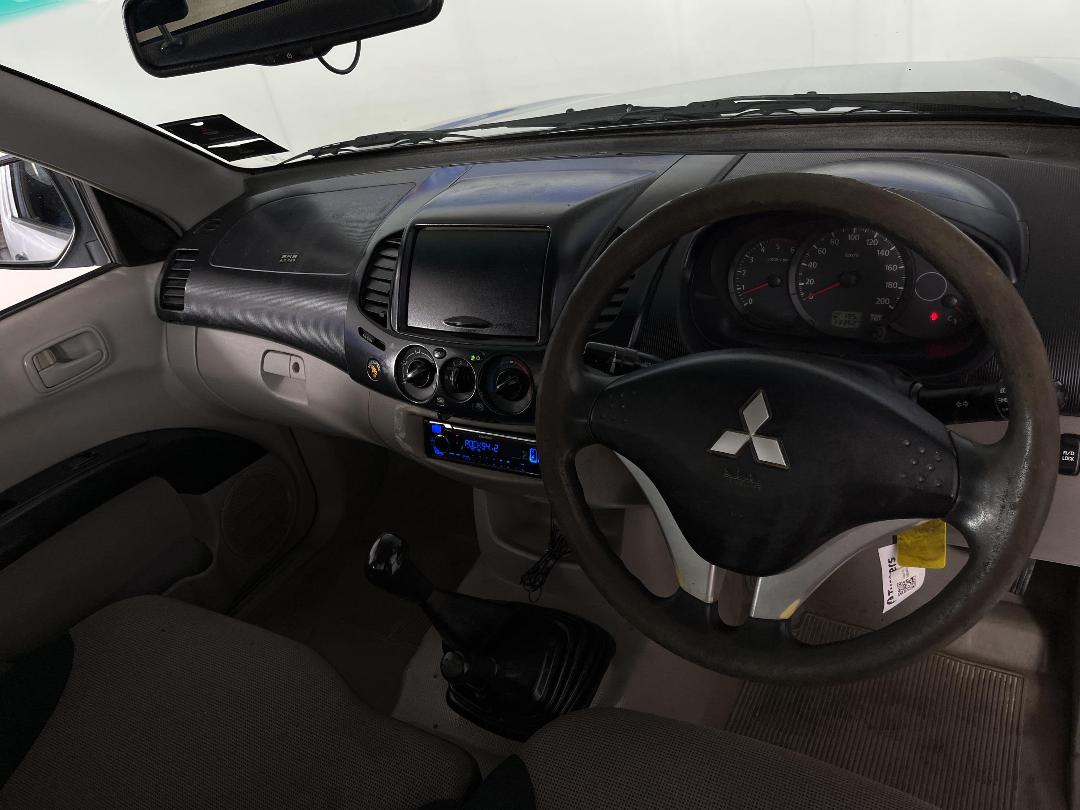 Photo '17' of Mitsubishi Triton