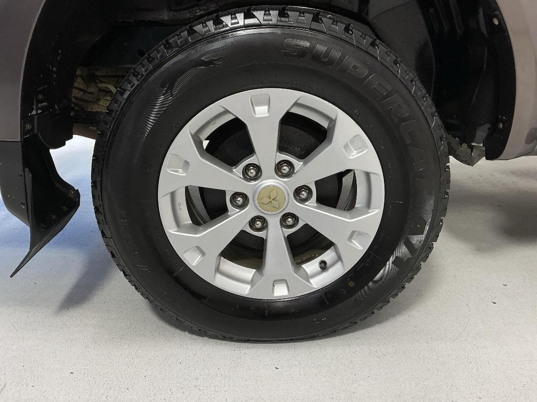 Photo '12' of Mitsubishi Triton