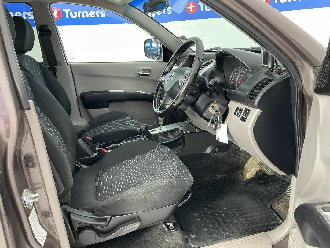 Photo '16' of Mitsubishi Triton